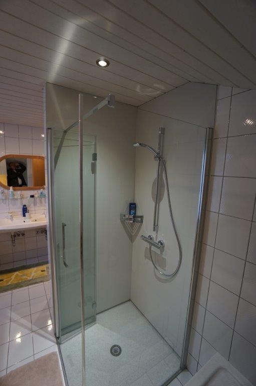 rutschsichere bodenebene Dusche Eferding nachher
